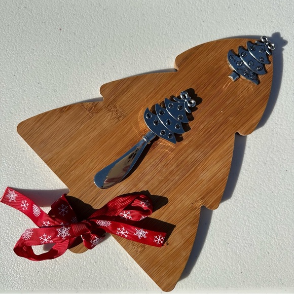 SOLD❗️ Christmas Tree Wooden Cutting Board with Cheese Knife - Picture 1 of 4